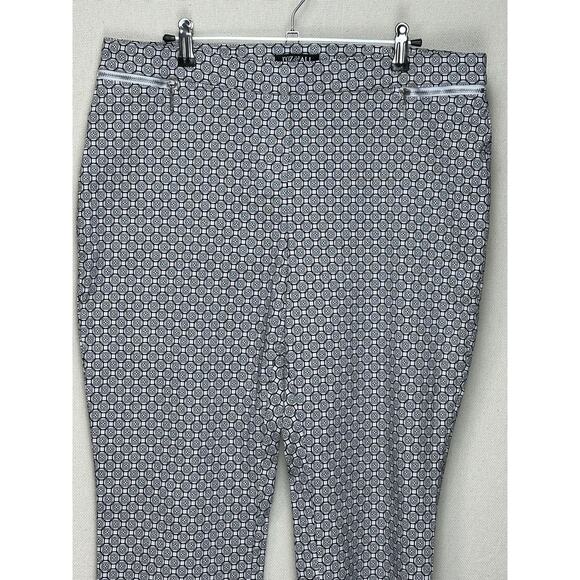 ROZ & ALI BLACK WHITE CAPRI STRETCH PANTS SIZE 16 W/ Zip Front Pockets - Picture 2 of 14